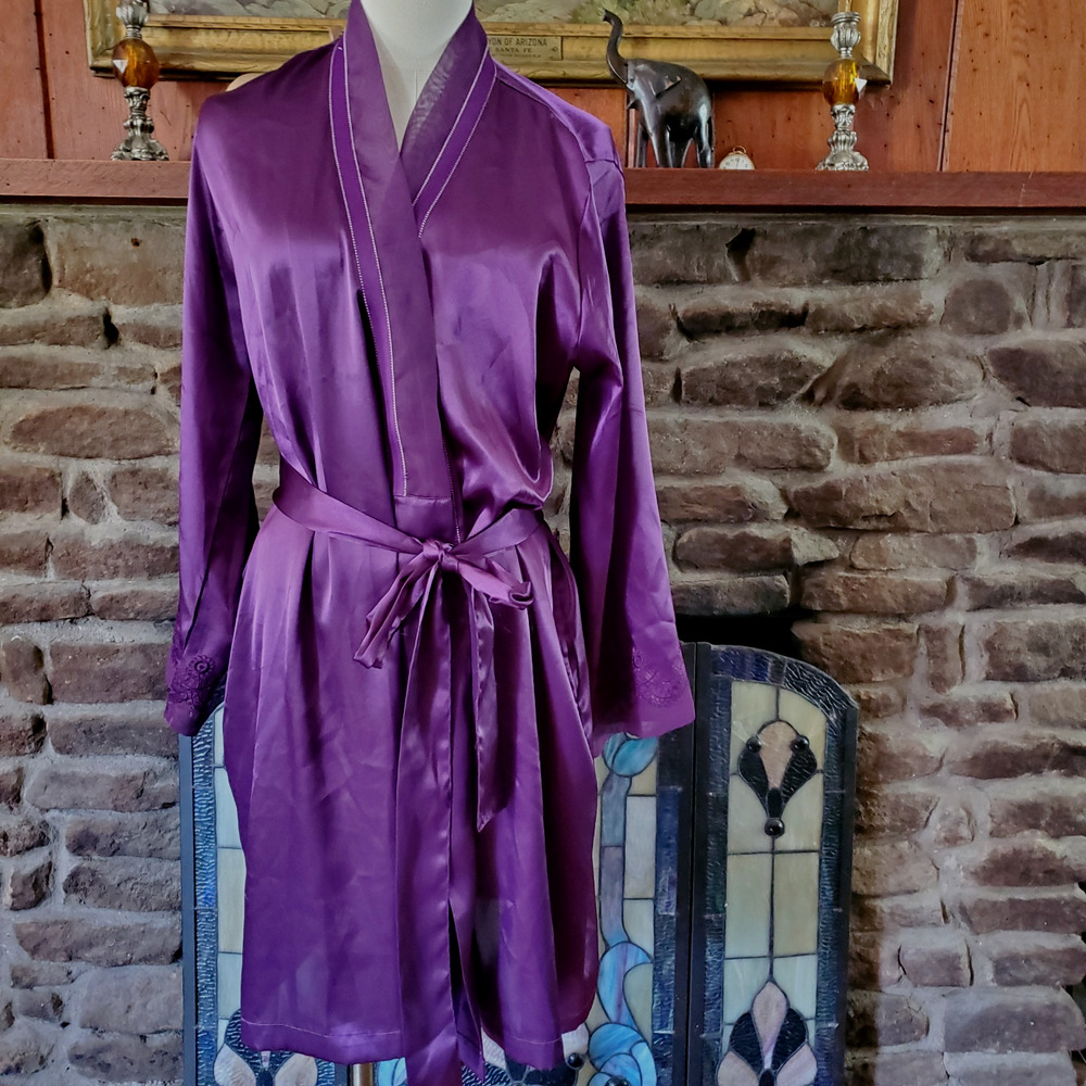Morgan Taylor Purple Satin Robe Medium Kimono Short Pockets Lace Trim Wrap Gown